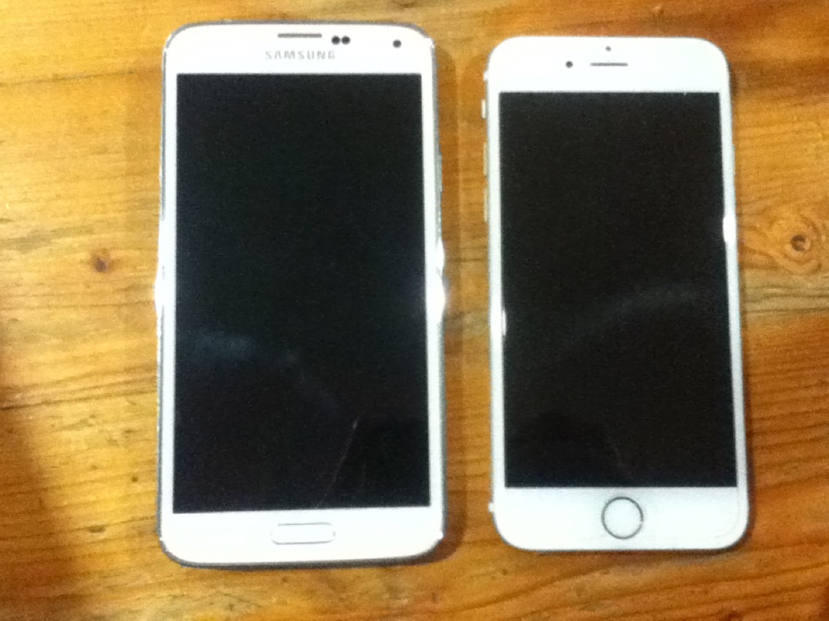 갤럭시 AI vs 애플 인텔리전스 스마트폰 비교 일러스트